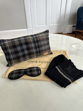 LOUIS VUITTON Travel Set (R99136 pillow/eye m...