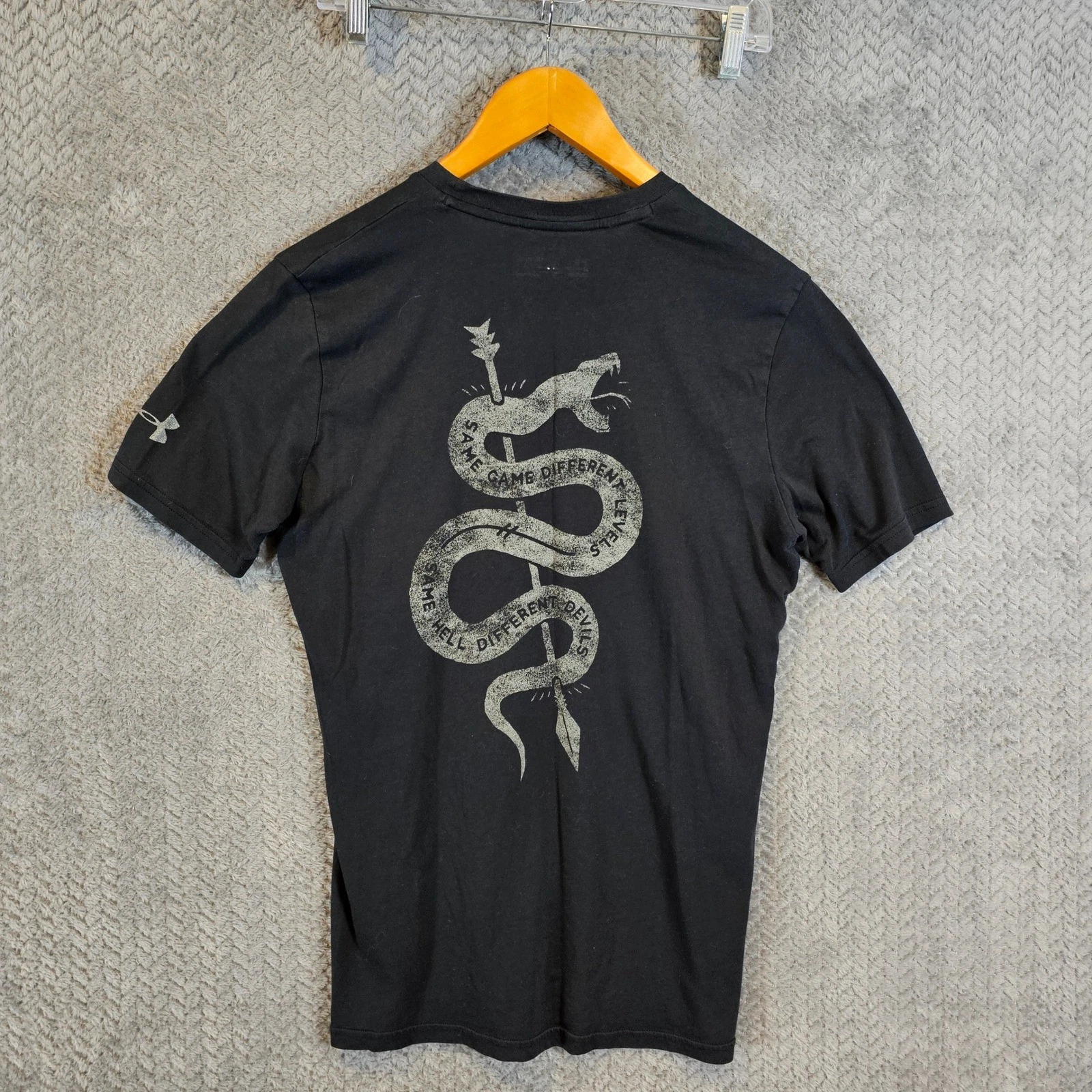Under Armour Project Rock Mens Small Black Snake Graphic HeatGear T-Shirt SM