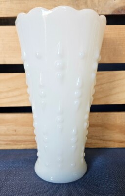 Vintage Anchor Hocking Milk Glass Tears And Pearls Table Vase 7 1/8'' Tall