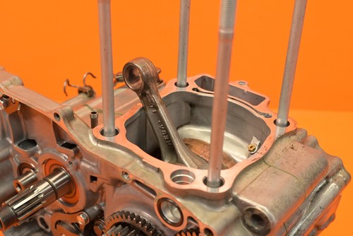 2007 07 HONDA CRF450R CRF 450R OEM ENGINE MOTOR CRANKCASE CRANK CASES BOTTOM END - Picture 9 of 12