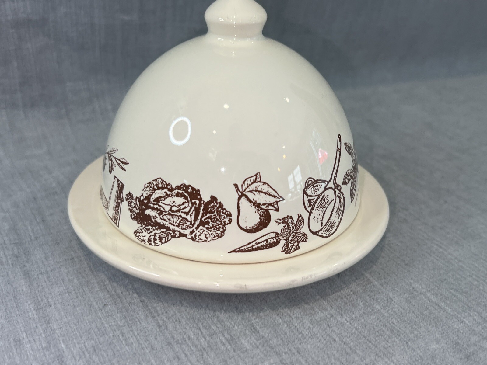 Le Comptoir de Famille Le Petit Dejeuner Dome Covered Butter Dish