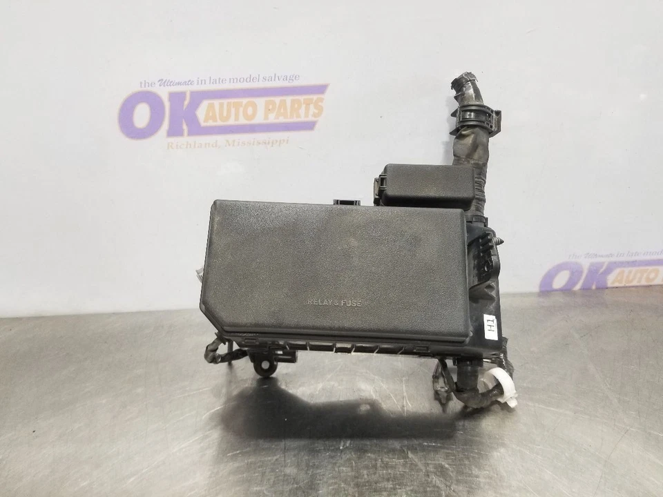 Toyota 4 Runner SR5 2017 17 caja de fusibles motor 4,0 L 8266235B60 Foto 2 de 4