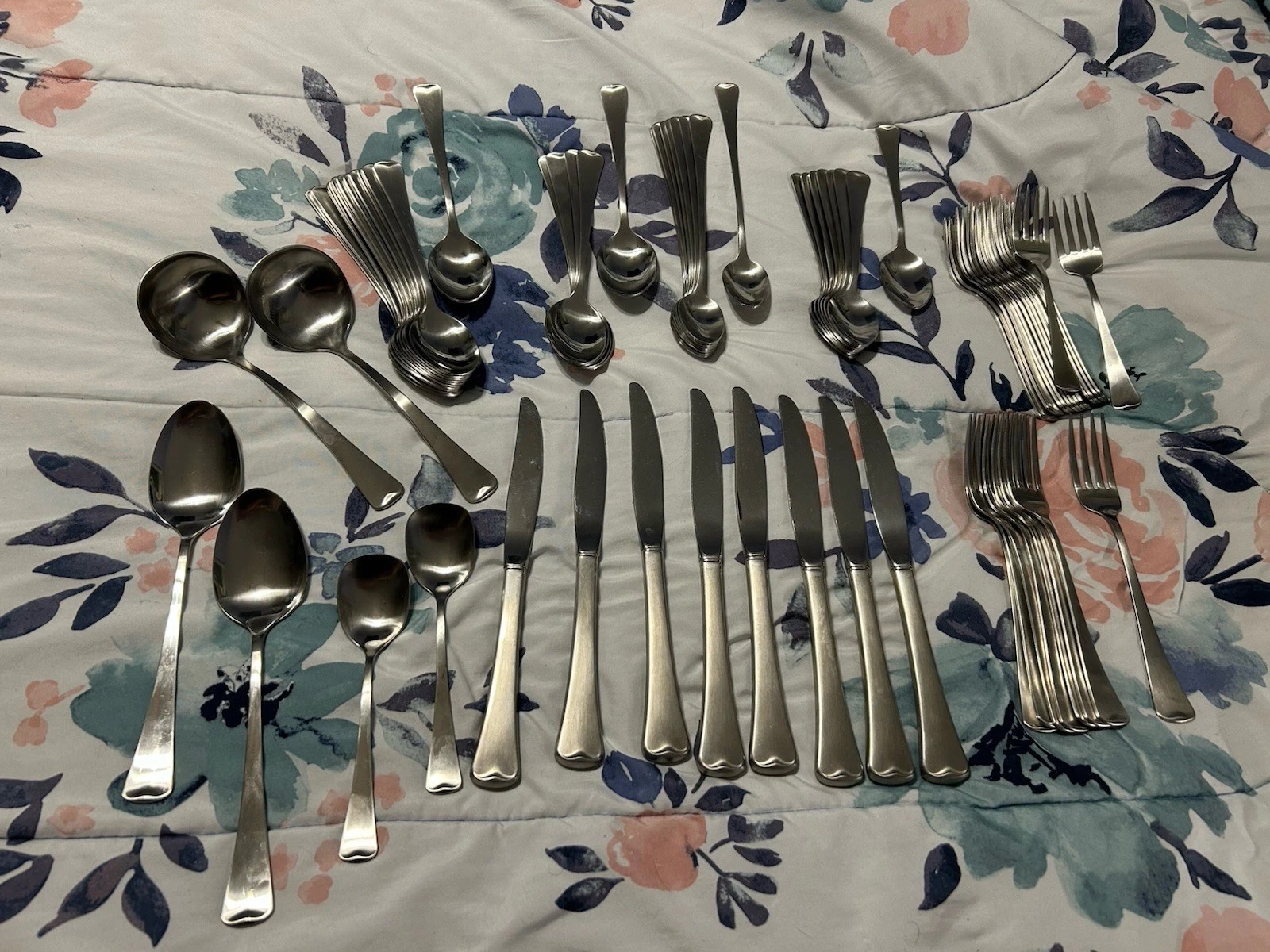 69 Pcs Oneida Stainless Flatware Set American Artistry