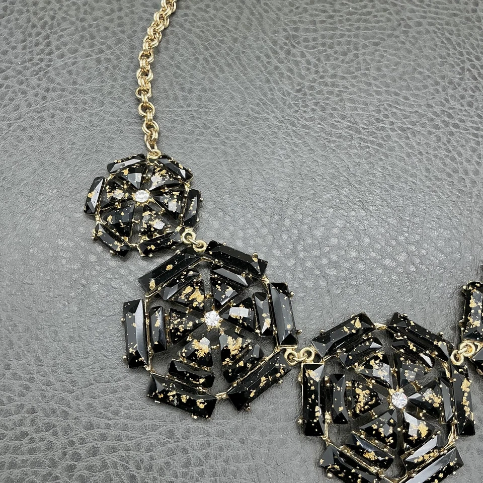 Collar Amrita Singh Distintivo Cristal Tono Dorado Ajustable Mujer Joyería Audaz Foto 3 de 4