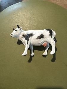VINTAGE, 4-1/2" X 3 1/2" HARD PLASTIC DAIRY COW/BULL FARM ANIMAL