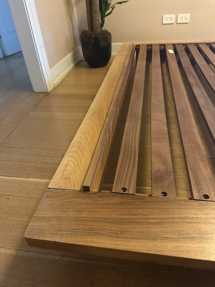 Cama con plataforma de nogal de La Espada marco de madera maciza tamaño king Foto 3 de 4