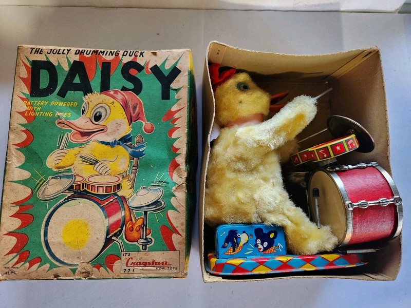 Old 1950s Battery Operated Daisy the Jolly Drumming Duck In Box Cragston Japan 