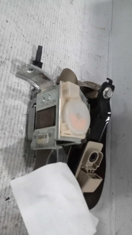 Used Front Left Seat Belt Front fits: 2009 Suzuki Equator Crew Cab bucket seat d Foto 2 de 4