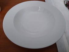 Fairmont & Main White Linen Wide Rimmed 25 cm Pasta Bowl very good condition 