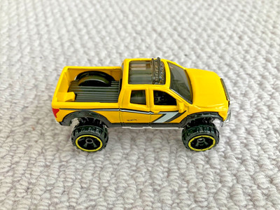 Hot Wheels  TOYOTA TUNDRA  yellow 1:64 Mint Condition