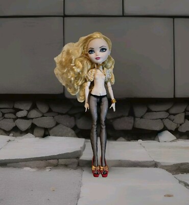 Ever After High 2012 Mattel Apple White Doll - EUC C399G 