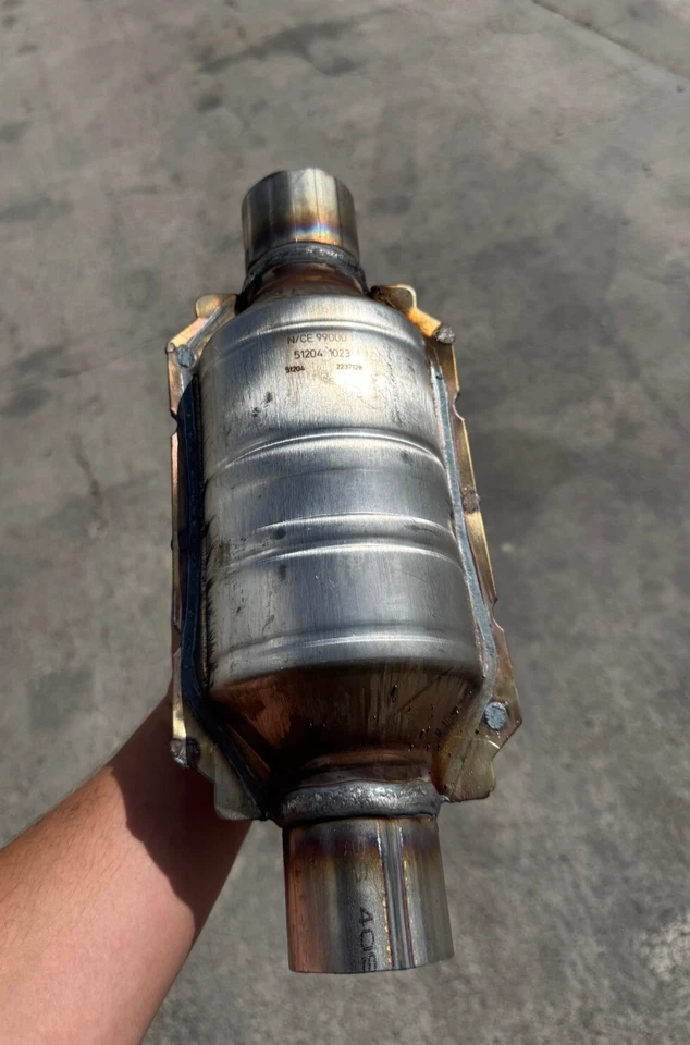 ***AUTHENTIC** MagnaFlow Catalytic Converter 51204: Universal, EPA Compliant - Image 2 of 4