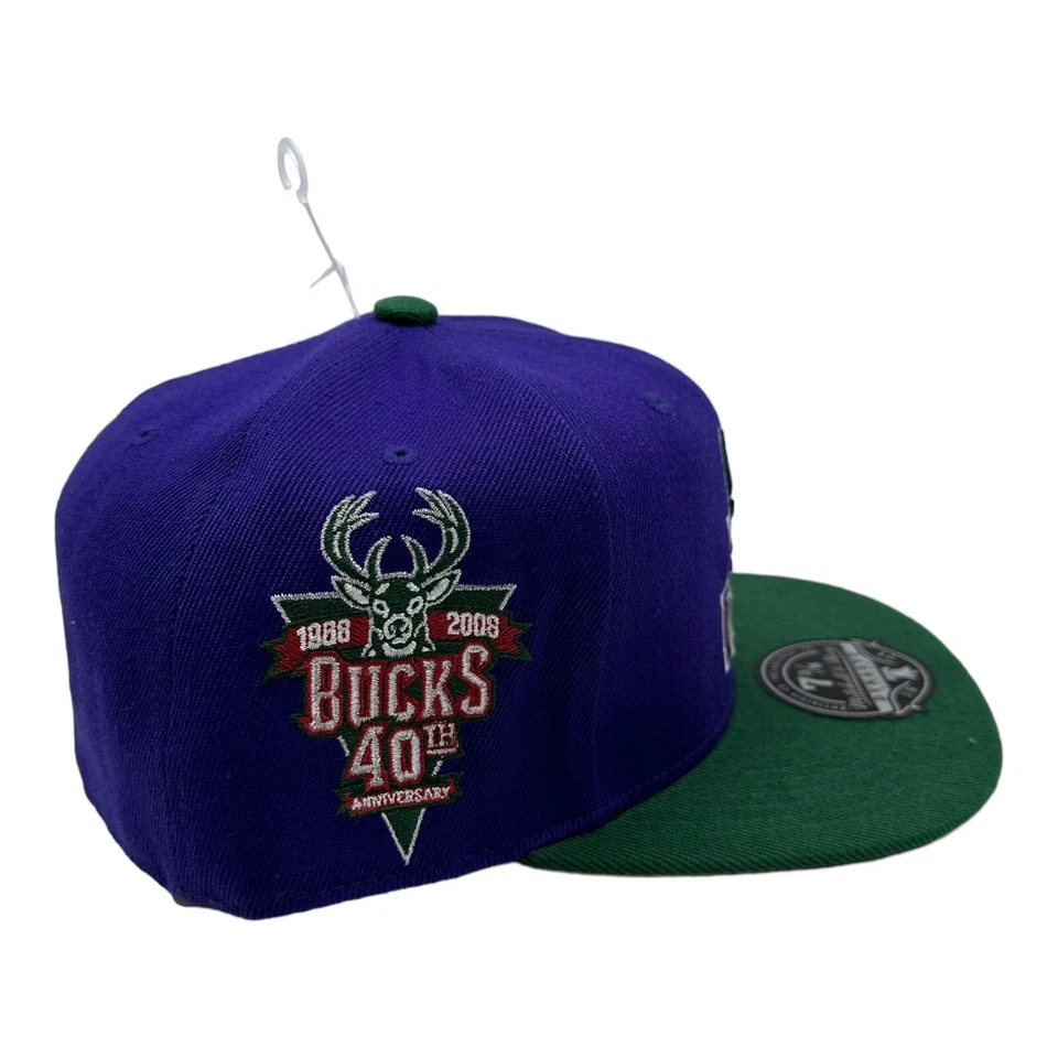 Sombrero ajustado Mitchell & Ness Milwaukee Bucks 40 aniversario verde púrpura 7 3/8 Foto 2 de 4