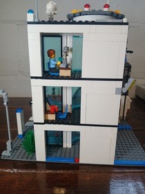 LEGO City: Police Station (7498) Complete Retired Set W/ Instructions