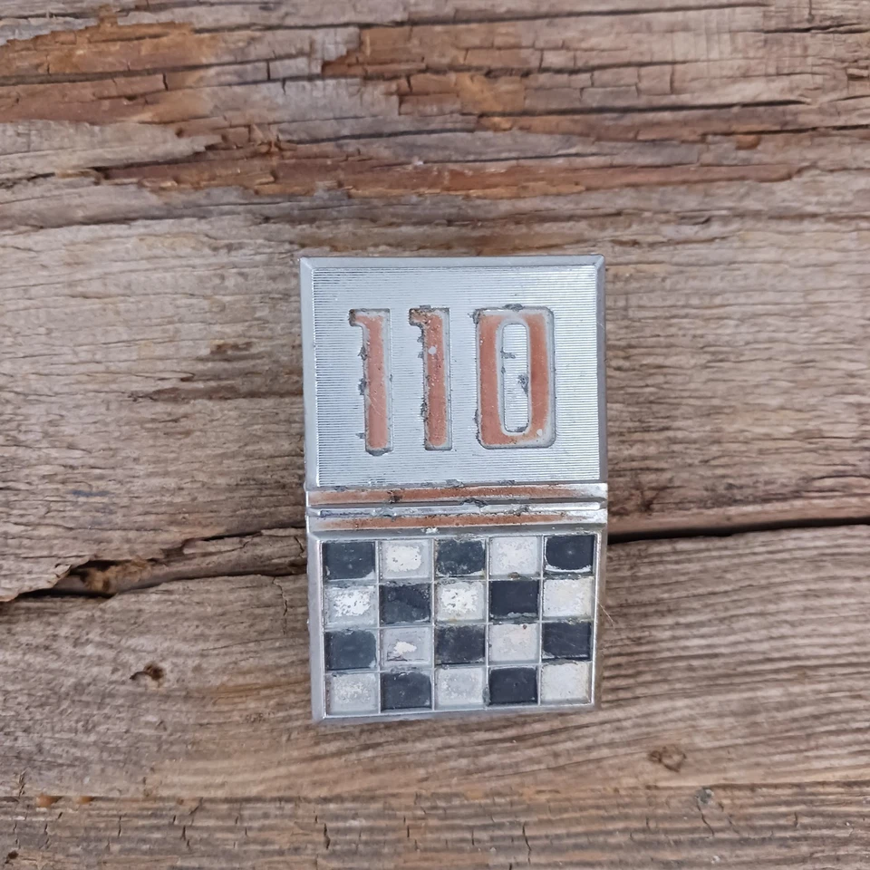 Chevrolet Corvair Monza 110 1966-1969 emblema de la tapa del motor Chevy OEM #3872034 Foto 3 de 4