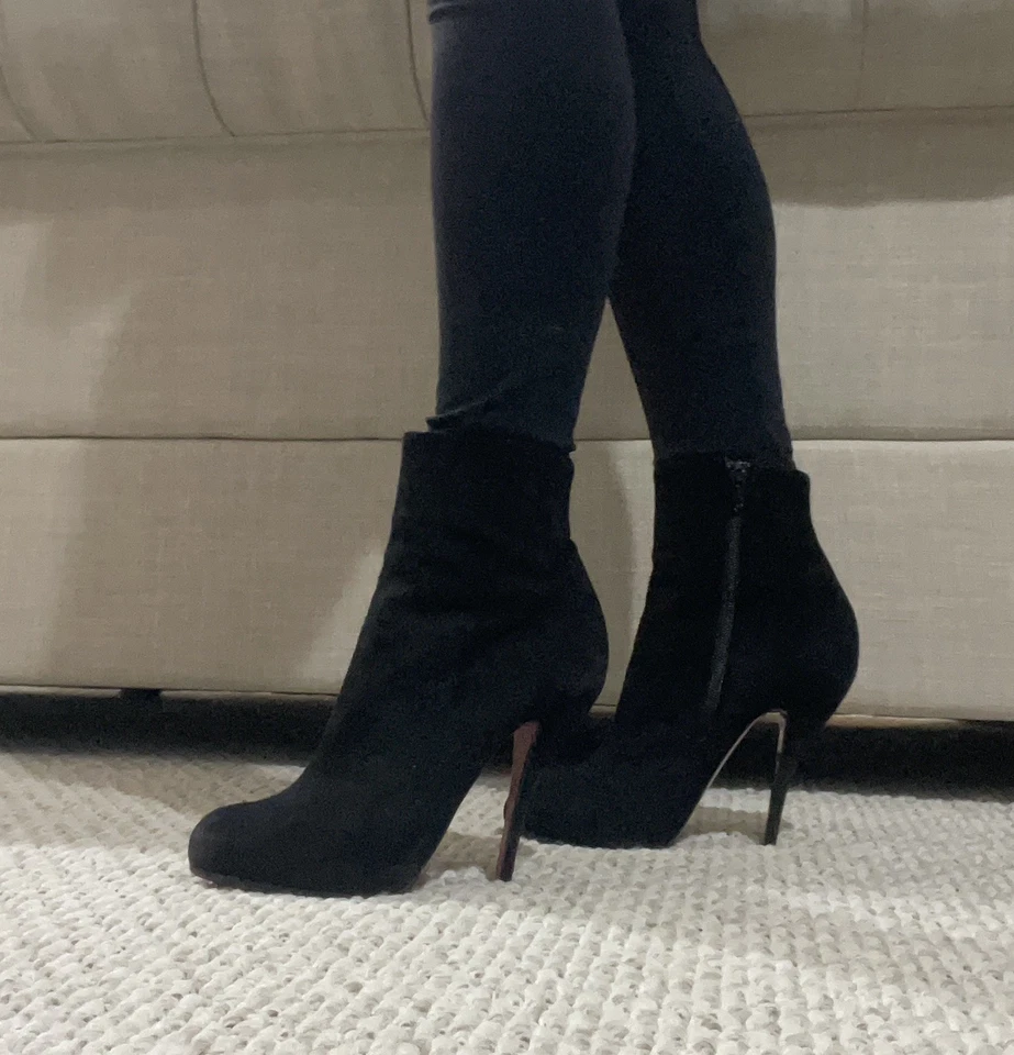 Botas de tornozelo Christian Louboutin camurça preta tamanho 38 - Imagem 3 de 4