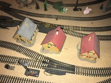 Drei Einfamilienhäuser H0 gebaut aus Modelleisenbahnanlage