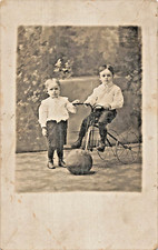 Stolze Junge Edwardianische Jungen-Dreirad-Ba...
