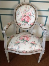 Fauteuil de style Louis XVI recouvert de tissu Pierre FREY