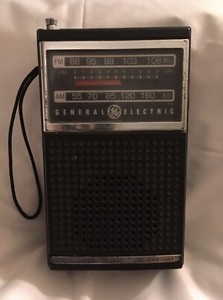VINTAGE GENERAL ELECTRIC GE 7-2500A AM/FM PORTABLE TRANSISTOR RADIO (parts)