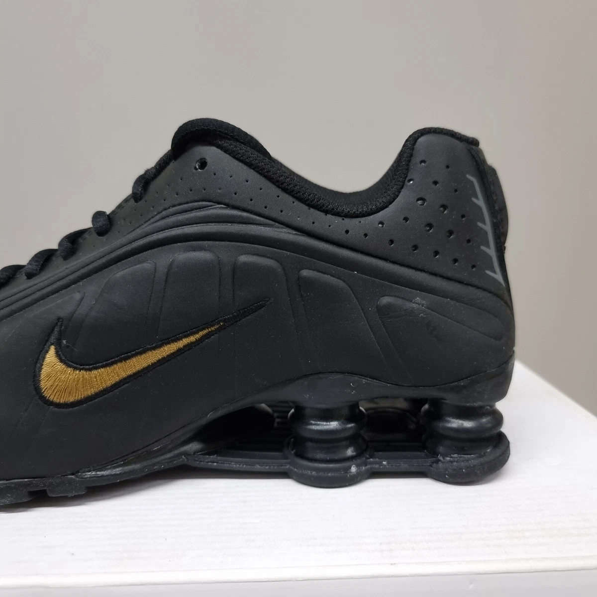 Scully Oprechtheid Keuze NIKE SHOX R4 &#034;BLACK-GOLD&#034; (GS) (BQ4000 004) TRAINERS VARIOUS  SIZES | eBay