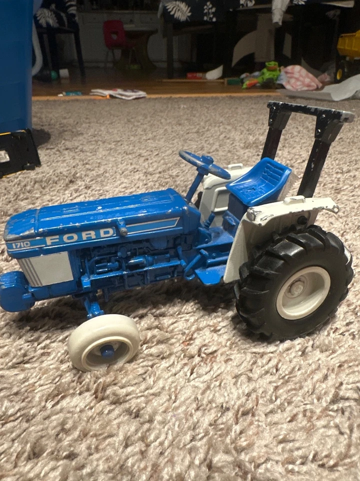 Tractor utilitario Ford 1710 azul vintage de metal Ertl escala 1/16 Foto 3 de 4