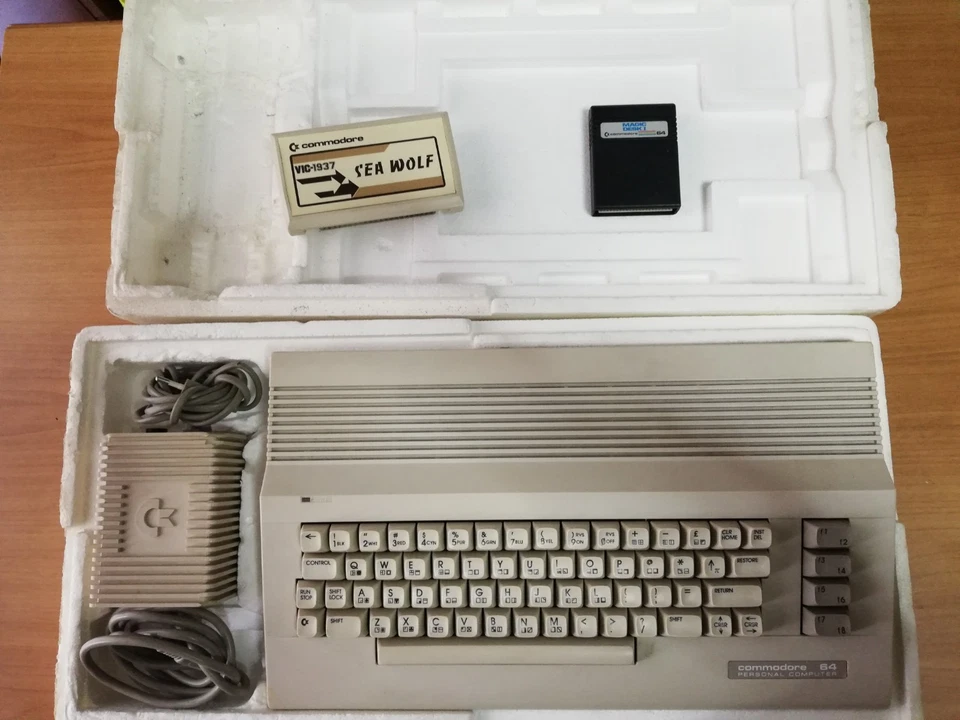 Commodore 64 II (C64C) box + alimentatore + cartucce giochi - Immagine 2 di 4