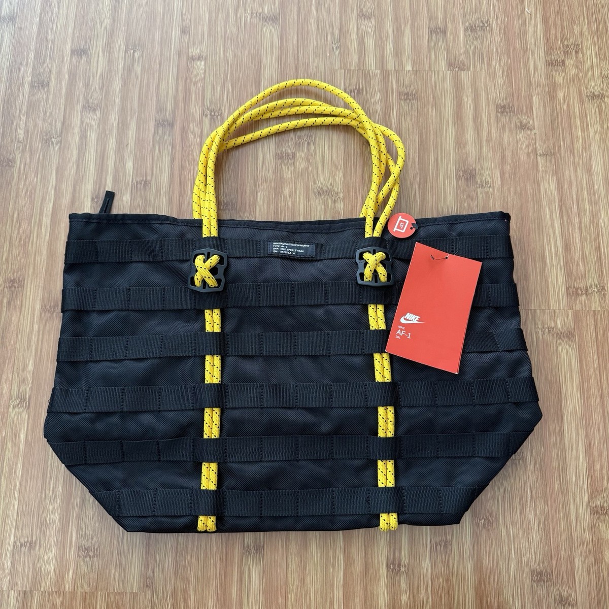 ナイキAF-1トートバッグ NWT Nike AF-1 Tote Bag 26L Yellow Black Unisex Laptop Zipper