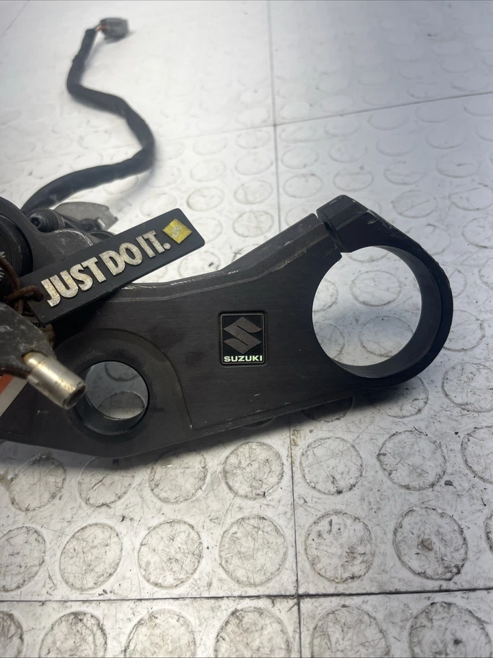 2007-2008 SUZUKI GSXR 1000 R ÁRVORE TRIPLA SUPERIOR COM IGNIÇÃO COM CHAVE FABRICANTE DE EQUIPAMENTO ORIGINAL - Imagem 3 de 4