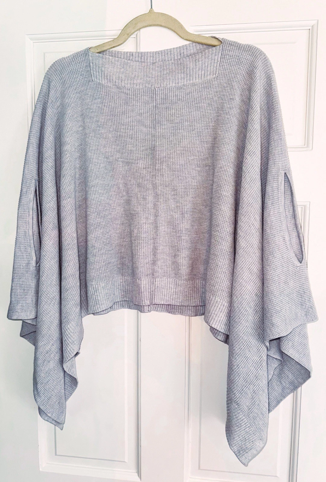 Lululemon Forward Flow Cape Poncho Wrap Light Gray EUC Sweater ships FREE!
