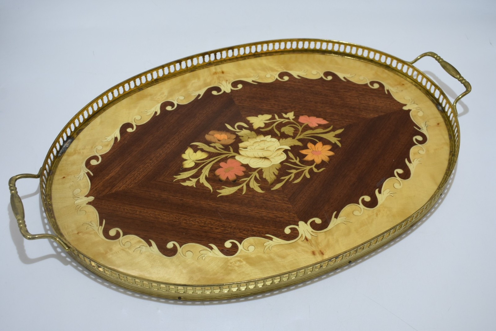 Plateau en bois marqueté vintage pour raviver les souvenirs d'antan