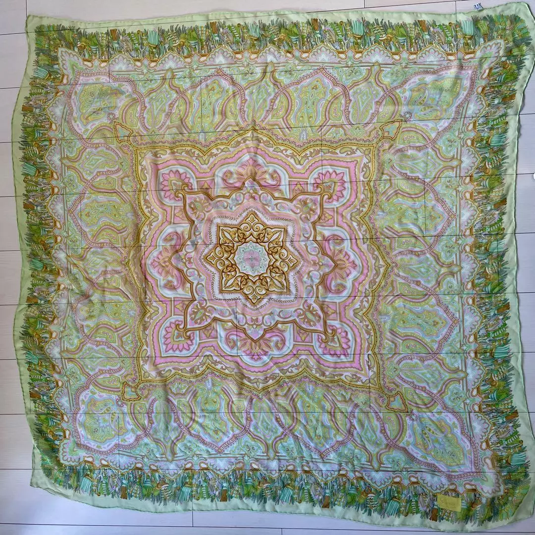 Foulard GUCCI 100% soie vert rose motif floral 53 pouces carré