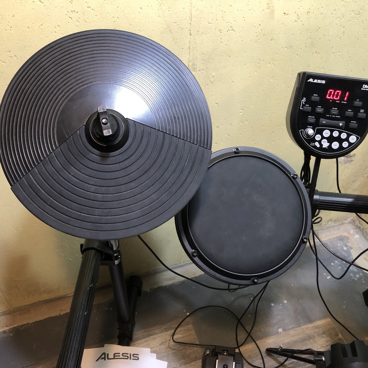 ALESIS DM6 Drum Module 7 Piece Electric Kit Tested W/Sticks ALESIS DM6 Drum Module 7 Piece Electric Kit Tested W/Sticks