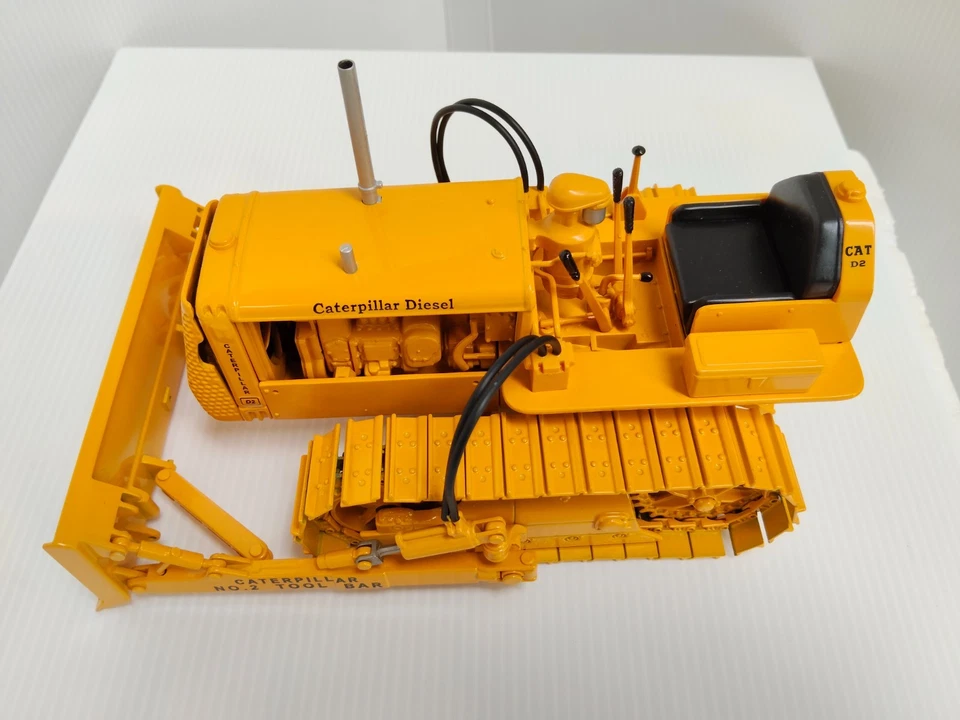 Scarce Die Cast 1:16 CATERPILLAR TRACTOR D2 Track Type Exclusive Collectors Club - Image 3 of 4