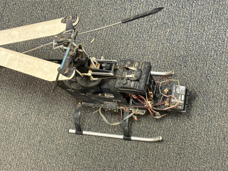 Hirobo Shuttle RC Remote Control Helicopter Great Source for Parts !! - Image 2 of 4