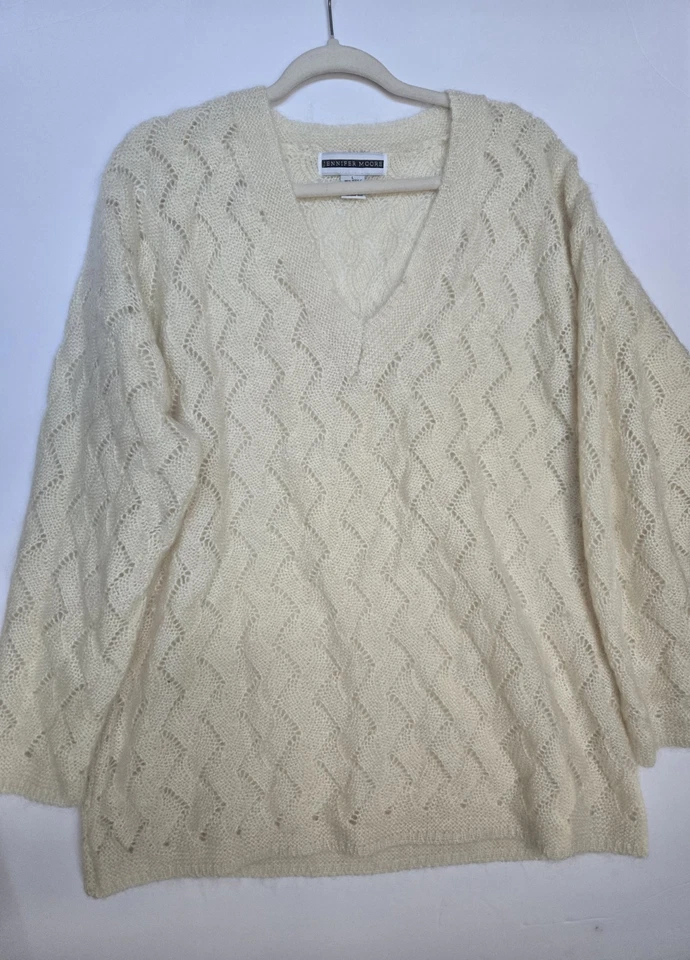 Suéter para mujer JENNIFER MOORE crema talla grande manga larga cuello en V Foto 2 de 4