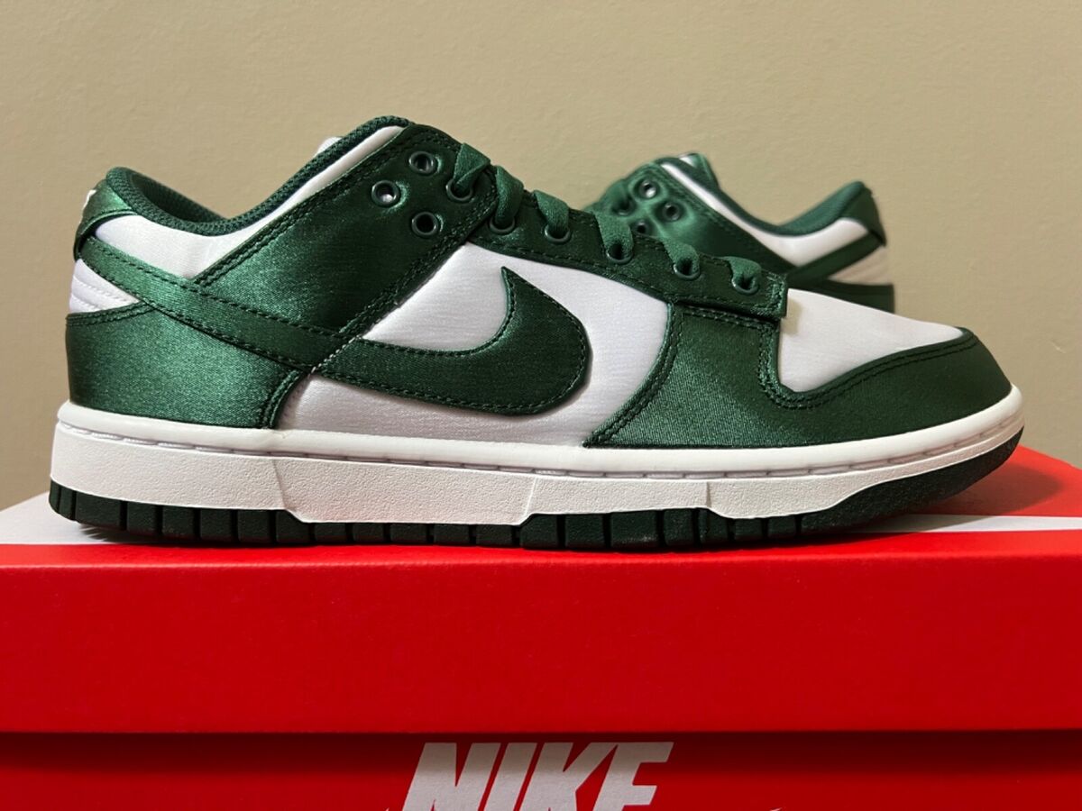 W Nike Dunk Low ESS SNKR Satin White Team Green DX5931-100