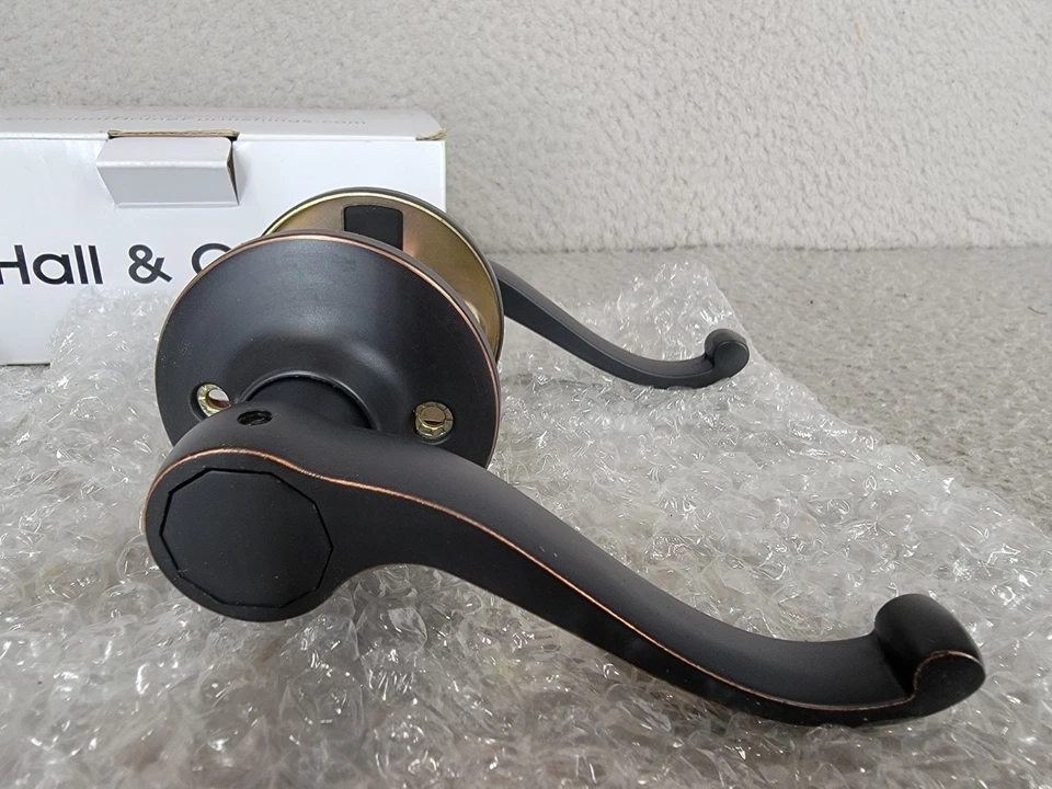 Perilla de palanca de puerta de bronce frotado con aceite Designers Impressions Livingston caja abierta Foto 3 de 4