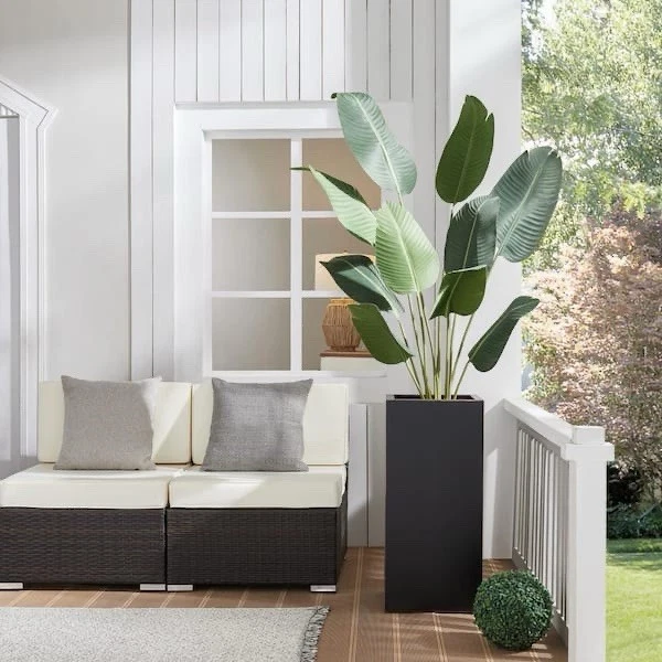 Maceta cuadrada con caja metálica en negro  Foto 3 de 4