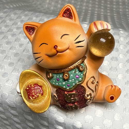 Maneki Neko Lucky Cat Welcoming Happy Ingot Statue Ball Fence Shui 2.5” Figurine