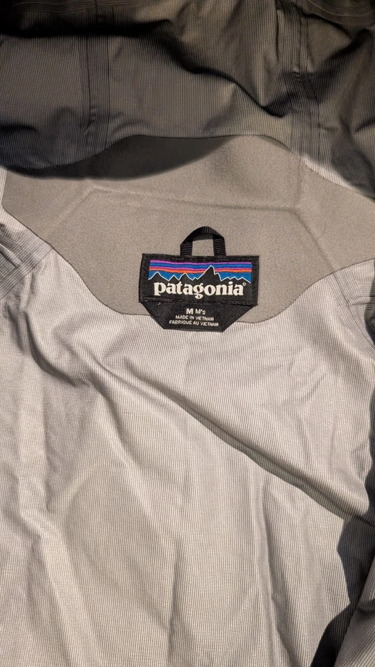 Jaqueta de chuva PATAGONIA masculina preta TORRENTSHELL 3L tamanho médio - Imagem 4 de 4