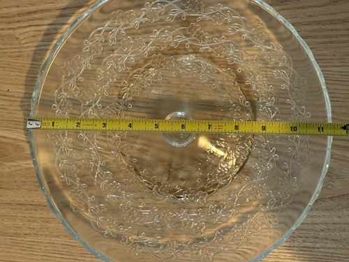 Soporte para pastelería IKEA ARV BRÖLLOP tapa abovedada pedestal en relieve floral vidrio transparente - Imagen 3 de 4