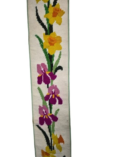 Tapiz floral vintage de punta de aguja colgante de pared campana polea extremos de latón 56" de alto - Imagen 3 de 13
