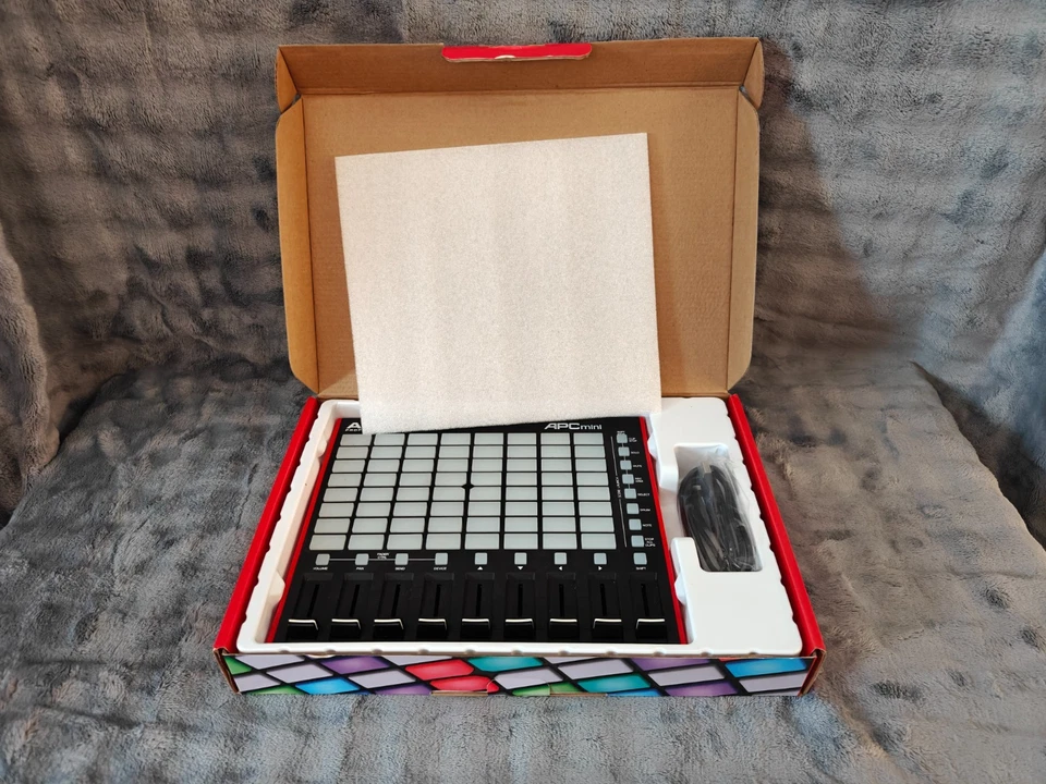 AKAI Professional APC Mini MK2 - Controller MIDI USB con 64 pad RGB Ableton Live - Immagine 4 di 4