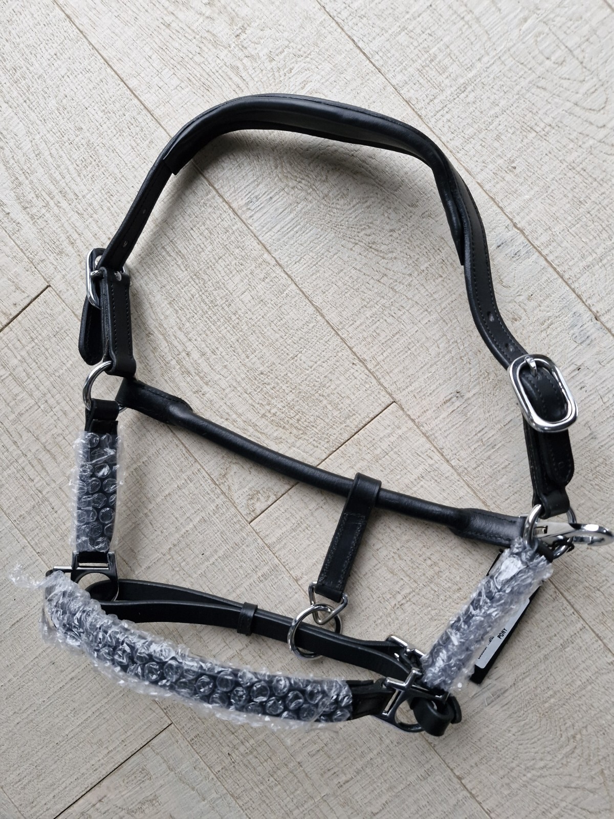 Licol cuir cheval noir rembourré avec bouclerie inox pour pansage et écurie