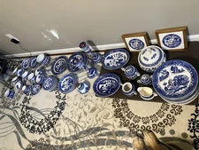 Blue Willow small teacup, 2 small saucers, 1 mug. Excellent condition