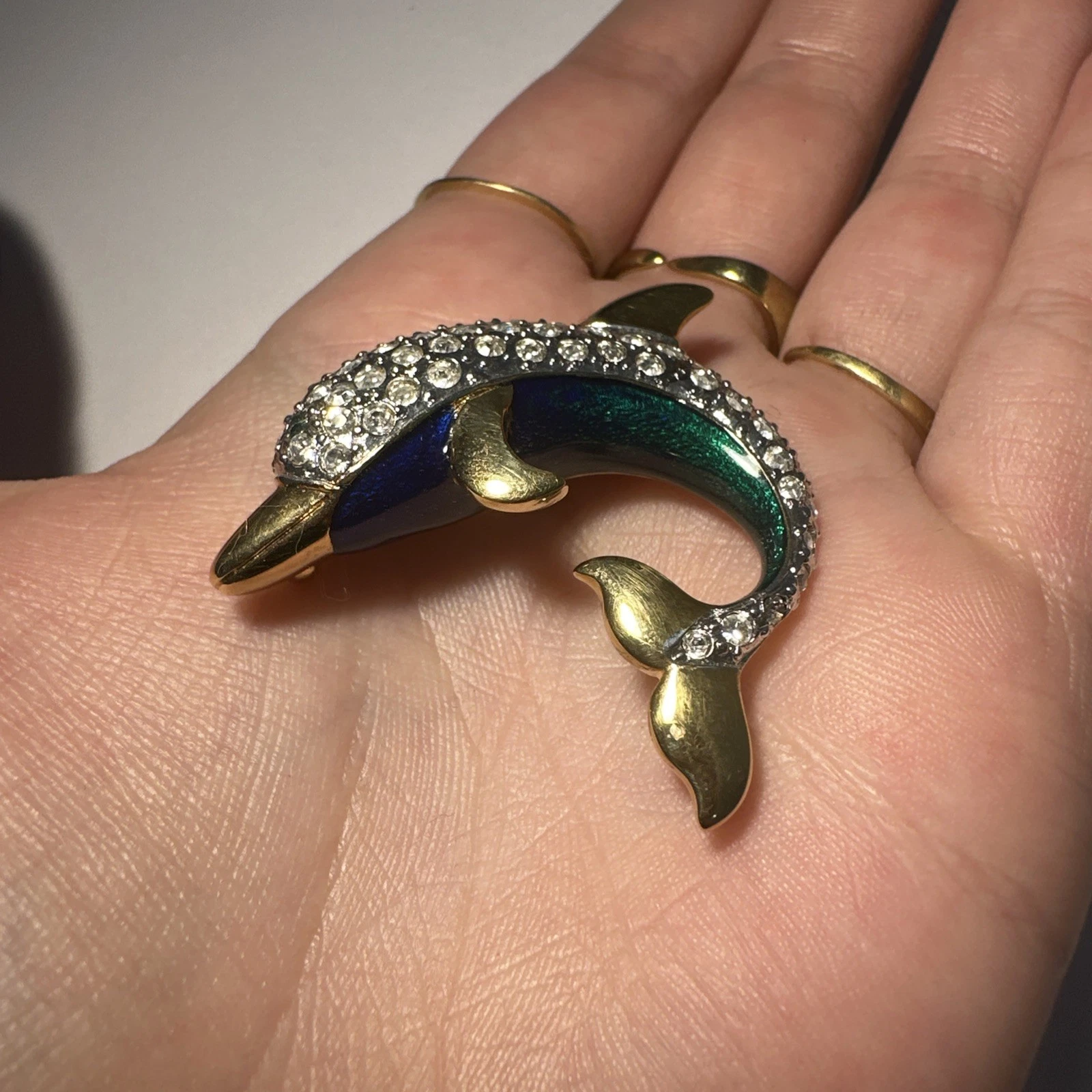 Broche, Dauphin, Bleu Et Vert, Nacré, Doré Avec Strass Blanc Bijoux Fantaisie