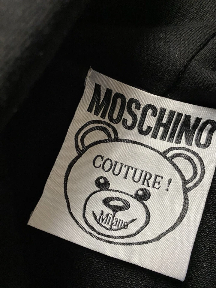 SUDADERA CON CAPUCHA MOSCHINO ESTAMPADO PELUCHE Hombre Talla M Usada Foto 4 de 4