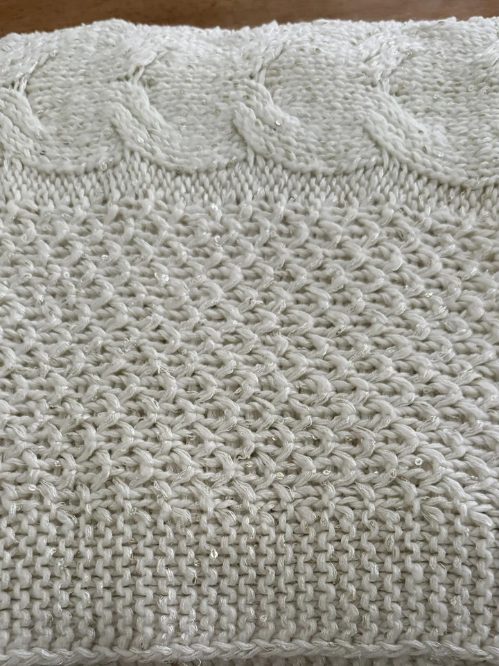 Pier 1 进口亮片钩针毯霜 53 英寸 X 47 英寸柔软可爱二手状况完好 — 第 2/4 张图片