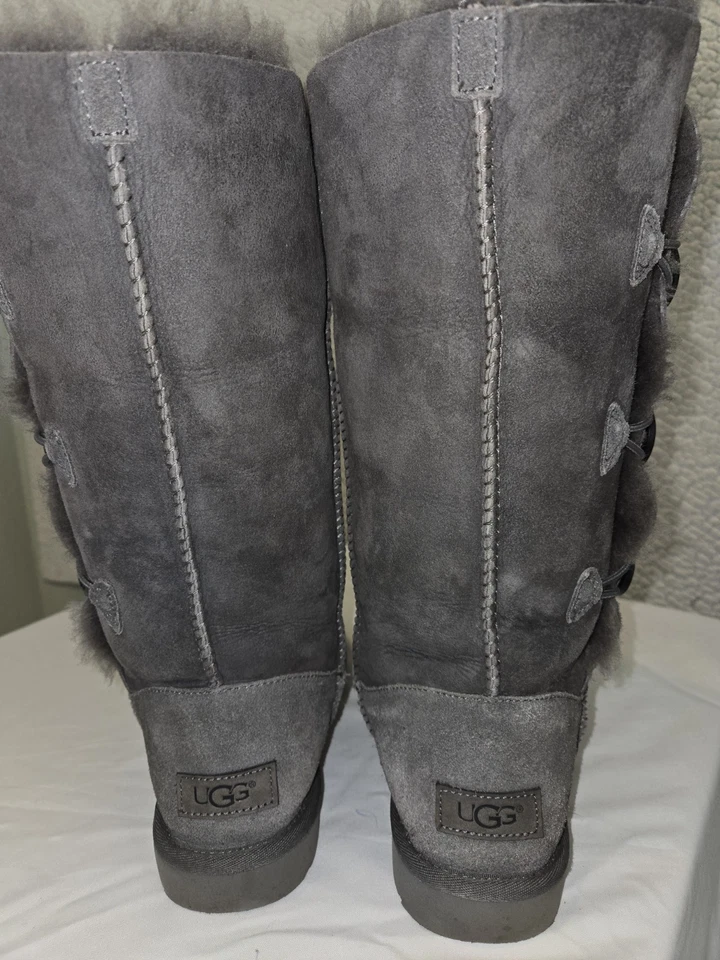 Bota para mujer UGG Bailey Button Triplet II, talla 7, gris Foto 3 de 4